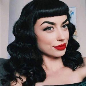 Vintage Short Bang, Long Finger Wavy Wig